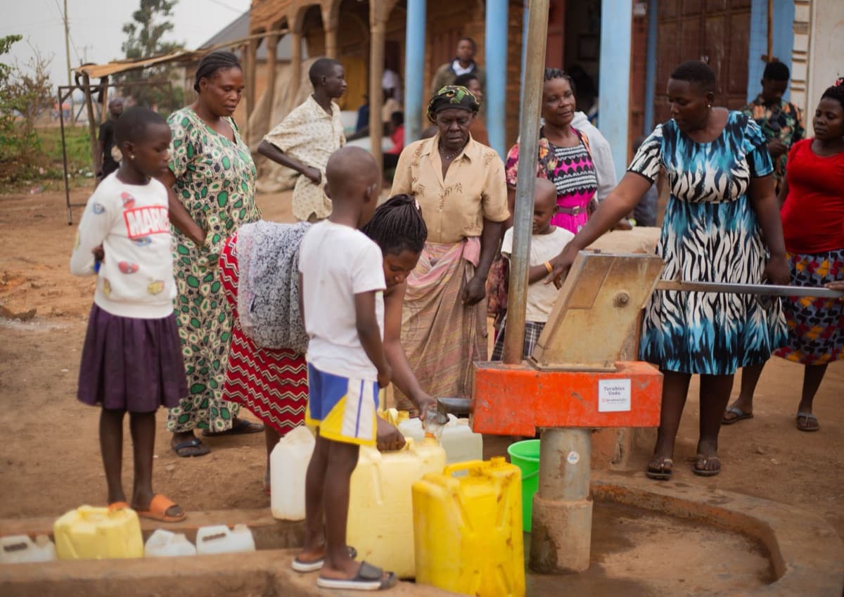 Habitants d’un village remplissant des bidons au point d’eau alimenté par un forage
