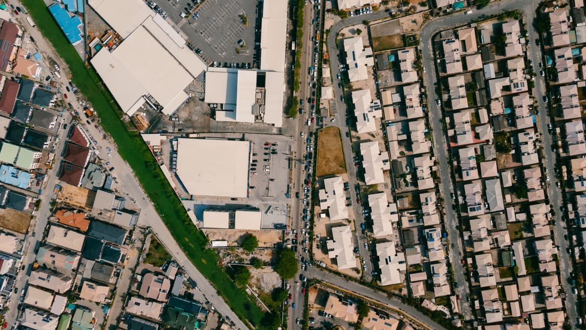 Vue aérienne d’un quartier résidentiel loti, voies tracées et parcelles alignées